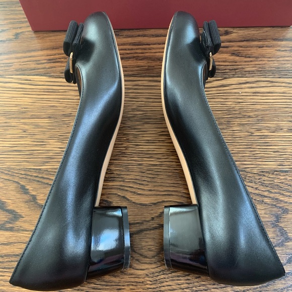 Salvatore Ferragamo, signature Vara bow pumps - Picture 5 of 8